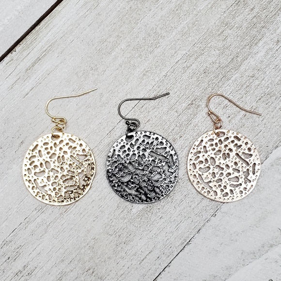 LAST ONE • Circle Filigree Earrings - Picture 3 of 7